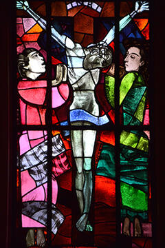 Glasfenster in der Krankenhauskapelle Singen nach Entwürfen des spätexpressionistischen Künstler August Babberger. Bild: Jagode