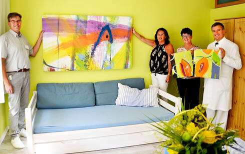 Die Bilderspende kam auf Vermittlung des Krankenhausfördervereins zustande, dessen Vorsitzende Petra Martin-Schweizer und ihr Stellvertreter, Prof. Frank Hinder (beide rechts im Bild), waren bei der Übergabe der Bilder ebenso anwesend wie Prof. Andreas Trotter (links im Bild). (Bild: Jagode)