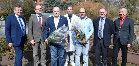 Im Bild v.l.n.r.: GLKN Geschäftsführer Peter Fischer, Chefarzt Dr. Achim Gowin, Ltd OA Ralf Bock, CA Prof. Andreas Trotter (stellv. Ärztlicher Direktor), OA Alaa Alloush, Chefarzt Dr. Christian Saurer, Personalleiter Claus Bischoff. Bild: aj