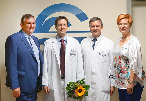 Blumen für den neuen Oberarzt. V.l.n.re.: Verbund-Geschäftsführer Peter Fischer, Oberarzt Dr. Bogdan Lupascu, Ärztlicher Direktor Prof. Frank Hinder und Verbundpersonalleiterin Grit Kraushaar. (Bild: Merk)