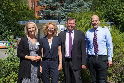 Frauke Soukop (links), im Gesundheitsverbund zuständig für das betriebliche Vorschlagswesen, und Geschäftsführer Peter Fischer (zweiter von rechts) überreichen Prämien für Verbesserungsvorschläge an Dr. Bettina Schiffer, (2. von links) und Prof. Dr. Jörg Glatzle (ganz rechts). Insgesamt wurden sechs Verbesserungsvorschläge prämiert. (Bild: Merk)