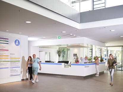 Eingangsbereich mit Rezeption/Information im Neubau