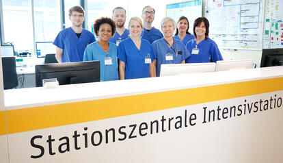 Intensivstation, mittig Stationsleitung Frau Gerwig und Team (Bild: GLKN)