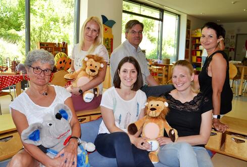 Gemeinsam arbeiten sie zum Wohle von Kindern, die an Diabetes erkrankt sind (vordere Reihe von links nach rechts):  Nachtschwester Elsbeth Kampschroer (Gesundheits- und Kinderkrankenpflegerin), Diana Fricker (Gesundheits- und Kinderkrankenpflegerin, Diabetesberaterin in der Weiterbildung), Dr. Sarah Otto (Fachärztin für Kinder- und Jugendmedizin, angehende Diabetologin) sowie (hintere Reihe v.l.n.r.) Carina Scherr (Gesundheits- und Kinderkrankenpflegerin, Diabetesberaterin in der Weiterbildung), Chefarzt Prof. Andreas Trotter und Stephanie Müller-Jungbluth ( Gesundheits- und Kinderkrankenpflegerin, Diabetesberaterin). Auf dem Bild fehlen Kinder- und Jugendmediziner und Diabetologe Dr. Rüdiger Trechow sowie Nicole Glückler (Gesundheits- und Kinderkrankenpflegerin, Diabetesberaterin). Bild: Jagode
