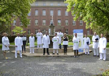 Im Bild sind die Zentrumsleiter und Hauptkooperationspartner des Krebszentrums Hegau- Bodensee zu sehen (von links nach rechts): Dr. Susanne Bartelt (Strahlentherapiepraxis Bartelt, Hennings, Lutterbach), Dr. Martin Schnell (Leitender Oberarzt, Klinik für Allgemein- und Viszeralchirurgie, HBK Singen), Dr. Thomas Fietz (Schwerpunktpraxis Hämatologie, Onkologie und Gastroenterologie Fietz, Hertkorn, Steinebrunner), Prof. Dr Johannes Lutterbach (Strahlentherapiepraxis Bartelt, Hennings, Lutterbach), Prof. Dr. Axel Häcker (Zentrumsleiter Prostatakarzinomzentrum und Nierenkrebszentrum, Chefarzt der Klinik für Urologie und Kinderurologie des GLKN), PD Dr. Joachim Böhm (Leiter des Instituts für Pathologie, HBK Singen), Prof. Dr Jan Harder (Leiter des Onkologischen Zentrums, Chefarzt der II. Medizinischen Klinik für Innere Medizin, Gastroenterologie, Hämatologie, Internistische/Onkologie und Palliativmedizin, HBK Singen), Dr. Wolfram Lucke (Leiter des Brustkrebszentrums und des Gynäkologischen Krebszentrums, Chefarzt der Frauenklinik, HBK Singen), Anja Dürr-Pucher (Koordinatorin des Krebszentrums Hegau-Bodensee, HBK Singen), Prof. Dr. Matthias Gundlach (Leiter des Darmkrebszentrums, Chefarzt der Klinik für Allgemein- und Viszeralchirugie, HBK Singen), Dr. Jens Tonhauser (Stellvertretender Leiter des Prostatakrebszentrums und Nierenkrebszentrums, Oberarzt der Klinik für Urologie und Kinderurologie des GLKN), Dr. Ulrich Oehler (Oberarzt des Instituts für Pathologie, HBK Singen), Prof. Dr. Frank Hinder (Ärztlicher Direktor, Hegau-Bodensee-Klinikum, Chefarzt Anästhesiologie, Intensivmedizin, Notfallmedizin und Schmerztherapie). Nicht auf dem Bild sind die weiteren Mitglieder des Lenkungsausschusses: Dr. Benjamin Kläsner (Chefarzt der Klinik für Nuklearmedizin des GLKN), Dr. Peter Uhrmeister (Leitender Arzt des Radiologischen Zentralinstituts, HBK Singen) und PD Dr. Nadir Ghanem (Radiologische Gemeinschaftspraxis Hegau Bodensee). Bild: Jagode 
