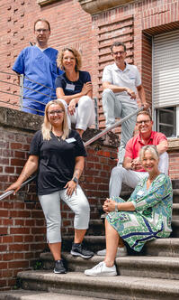 V.l.n.r. oben: CA PD Dr. Marc Kollum, Heidi Zimmermann (M.Sc)., Prof. Dr. Jan Harder. V.l.n.r vorne: Melissa Knaupp, CA Prof. Dr. Sven Gläsker, Anja Dürr-Pucher. (Bild: GLKN)