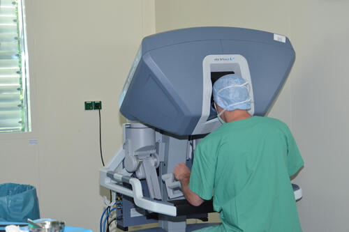 Operateur an der Steuerkonsole