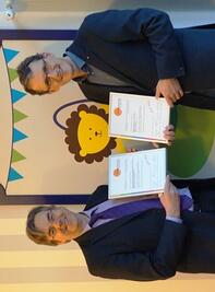 Groß ist die Freude bei den beiden Chefärzten der Kinderkliniken im Gesundheitsverbund, Prof. Andreas Trotter (Singen, li) und Prof Peter Gessler (Konstanz, re), dass ihre Kliniken erneut ihre ausgezeichnete Qualität bescheinigt bekommen haben. Bild: Merk