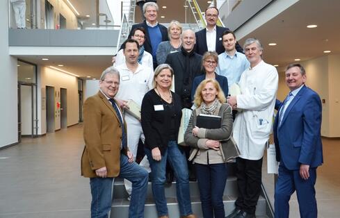 Großes Lob und Dank für eine schlagkräftige Truppe, die den Umzug des Vincentius-Krankenhauses und diverser Abteilungen vom Klinikum Konstanz in den Neubau bravourös gemeistert hatten. Über das Lob des Landrats Frank Hämmerle und des Konstanzer OBs Uli Burchardt (letzte Reihe) freuten sich auch die beiden GLKN Geschäftsführer Rainer Ott und Peter Fischer und besonders die engagierten und motivierten Orga-Mitglieder (1. Reihe von v.l.n.r.) Ute Sigel-Lauber (Abteilung Bau), Lisa Huber (externe Beraterin)  (2. Reihe, v.l.n.r) Harald Schäfer (Leitung Physiotherapie Vincentius), Barbara Arnold (persönliche Assistentin der Geschäftsführung) und Dr. Kiefer, Chefarzt Thoraxchirurgie und stellv. Ärztlicher Direktor. (3. Reihe, v.l.n.r.)  Kathrin Knelange, Pflegedirektorin am Standort Konstanz, Barbara Wehmeyer (Stellv. Pflegedirektorin Vincentius), Michael Hoffmann (Leitung Bau GLKN) und Peter Brun, Bereichsleiter Technik Betriebsgesellschaft Konstanz. Bild: aj