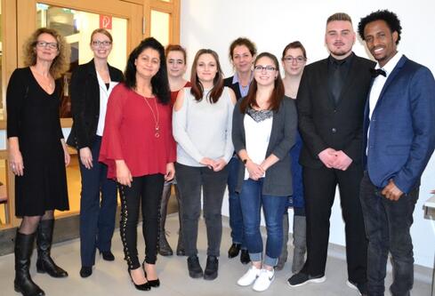 Stolz und glücklich über den erfolgreichen Abschluss sind: (erste Reihe, v.l.n.r.) Haydee Samón Columbie, Anna Zettler, Laura Maier, Patrick Hilmer und Melake Yirga Tesfamaryam und (zweite Reihe, v.l.n.r.) Akademieleiterin Dr. Bettina Schiffer, Kursleiterin Laura Haase, Ivana Flotta, Alexandra Gruber und Jessica Bentrup. Bild: aj