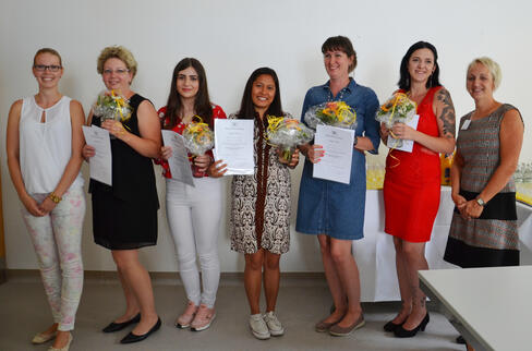 Die erfolgreichen Absolventen freuen sich zusammen mit ihren Kursleiterinnen über ihren Erfolg (v.l.n.r.) Kursleiterin Laura Haase, Ágnes Soós Gáborné, Erza Kelmendi, Fitri Knittel, Nataliia Lomakina, Diana Kremer und Dana Taschenberger (stellv. Kursleitung). Bild: Jagode