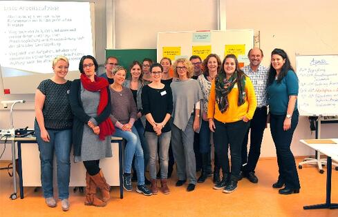 Sie machen sich gemeinsam stark für eine starke Ausbildung in der Kranken- und Altenpflege: (von links nach rechts): Katharina Sumser, Fachlehrerin Mettnau-Schule, Maren Kailer, Fachlehrerin Mettnau-Schule, Thomas Wild, Schulleiter der DAA, Singen, Jana Strehl, Fachlehrerin Mettnau-Schule, Nadine Ritzi, Fachlehrerin DAA, Singen, Vera Dür, Fachlehrerin DAA, Singen, Stefanie Bucher, Fachlehrerin Mettnau-Schule, Jasmin Stengele, Fachlehrerin Akademie für Gesundheitsberufe des Gesundheitsverbunds LK Konstanz (GLKN), Dr. Bettina Schiffer, Leiterin der Akademie für Gesundheitsberufe des GLKN, Marco Cannivè, Fachlehrer Akademie für Gesundheitsberufe des GLKN, Irmgard Meißner, Fachlehrerin Akademie für Gesundheitsberufe des GLKN, Simone De Giovanni, Fachlehrerin Akademie für Gesundheitsberufe des GLKN, Michael Zeiser, Fachlehrer Mettnau-Schule und Katrin Bräutigam, Abteilungsleiterin Altenpflege Mettnau-Schule Radolfzell.