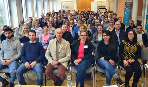 Im Bild die neuen Mitarbeiter mit (vorne Mitte) Prof. Dettenkofer, Leiter des GLKN-Hygiene-Instituts, und der stellvertretenden Personalleiterin Enikö Peterdi, die für die Durchführung der Veranstaltung verantwortlich war. Bild: aj