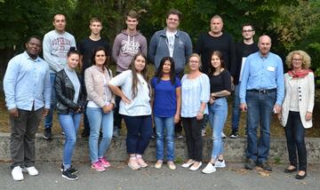 Hinten, von links nach rechts: Daoud, Khalil; Blume, Gianni; Metzger, Marcel; Brening, Alexander; Nastase, Florin-Marian; Alsharabi, Anas Vorne (v.l.n.r): Mujungu, Alex; Bechler, Melissa; Jakupi, Mihane; Hoffmann, Lilian; Sinaga-Drössler, Erlina; Bogdanoska, Olivera; Schmidt, Sabrina. Rechts außen Kursleiter Oliver Haupel und Akademieleiterin Dr. Bettina Schiffer. Bild: aj