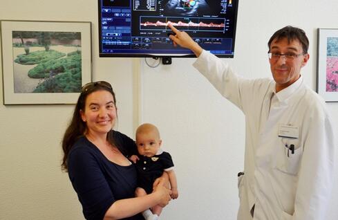  Mama Katja Kohl mit ihrem kleinen Sohn Oliver und Chefarzt Dr. Wolfram Lucke von der Singener Frauenklinik. Er zeigt Katja Kohl wofür ihre Spende eingesetzt wurde. Bild. aj