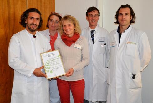 Sie sind stolz darauf, dass Ihre Leistung nun auch von der Deutschen Krebsgesellschaft anerkannt wurde (von links nach rechts): Ein Teil des Teams der Singener Frauenklinik mit Dr. Boris Yakov , Dr. Sofia Bikadorov, Silke Asal, Koordinatorin des Krebszentrums, Chefarzt Dr. Wolfram Lucke und Dr. Christian Maier. Bild: aj