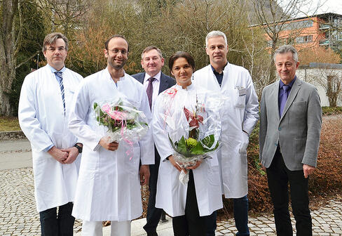Oberarzternennung im Klinikum Singen: (v.l.n.r.:)  Prof. Andreas Trotter, stellv. Ärztlicher Direktor, Dr. Thomas Schönberger, GLKN-Geschäftsführer Peter Fischer, Dr. Ruxandra Sfetcu, Chefarzt der Neurologie, Prof. Christoph Klötzsch, und Personalleiter Claus Bischoff. Bild: aj