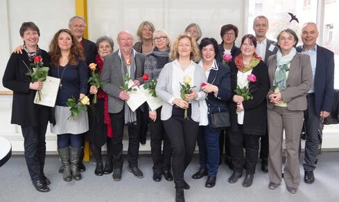 Sie verschenken Zeit: (v.l.n.r.): Ilka Maltz, Christine Marchesi, Eberhard Bölle, Ingrid Kalinowski, Hans-Peter Haas, Elisabeth Jortzik, Regina Staudte, Frauke Schaele, Theodore Geiser (Koordinatorin), Natalya Rozhavska, Gabi Axamit, Dagmar Hanßler, Christoph Labuhn (Kursleitung), Waltraud Reichle (Kursleitung), Jürgen Fobel (Kursleitung). Fehlend: Jürgen Herrmann. Bild: Monika Golka