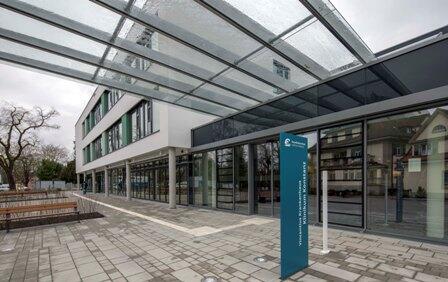 Ab Sonntag, 14:00 Uhr, ist der neue Eingang für das Klinikum Konstanz und das Vincentius Krankenhaus über die Mainaustraße zu erreichen. Bild: Michael Voit