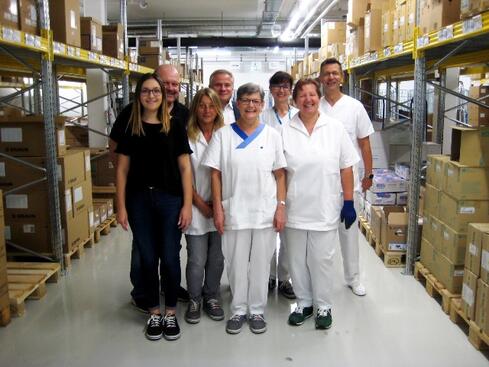 Geschafft! Sie sind zurecht Stolz auf die erbrachte Leistung (von links nach rechts): Lara Manhardt, Thomas Kaiser, Gabriele Bühler, Ursula Rösch, Jolanta Kazubowski (und Elvira Ring. Mit im Bild Thomas Polte, Verbundabteilungsleiter Einkauf & Logistik (hinten Mitte), und Chefapotheker Peter Buchal (hintenm rechts). Bild: wm