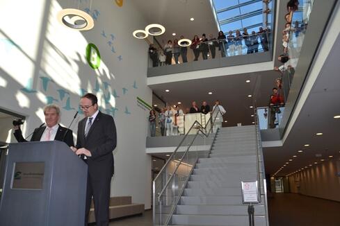 Landrat Frank Hämmerle und OB Burchardt bei der Einweihung des Klinikneubaus im Foyer des neuen Haupteingangs. Bild: aj