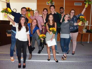 Sie haben ihr Examen an der OTA-Schule Hegau-Bodensee mit Erfolg bestanden. Gruppenbild mit fast allen Absolventen und mit Kursleiter Udo Beering. Erste Reihe, von links nach rechts: Damaris Steimer (GLKN), Simone Herbst (SBK), Anna-Yvonne Pilz (Spitäler Hochrhein), Desiree Morscheck (SBK), Natalie Jennifer Dannenberger (Spitäler Hochrhein), zweite Reihe von links nach rechts: Michael Eberl (GLKN), Selina Melissa Schink (SBK), Sylvia Pohl (SBK), Niklas Mark Bulmer (GLKN), Kamyar Kouhestani (GLKN). Bild: OTA-Schule