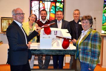 Das gesammelte Geld aus der Sonderkollekte in den katholischen und evangelischen Kirchen der Region überreichten symbolisch mit Klingelbeuteln Dekan Matthias Zimmermann (vorne inks) und Dekanin Hiltrud Schneider Cimbal (vorne rechts) an (hinten, v.l.n.r.) Klinikseelsorgerin Waltraud Reichle, Hausarchitekt Gordon Kunze, GLKN-Geschäftsführer Peter Fischer und Klinikseelsorger Christoph Labuhn. Bild: aj