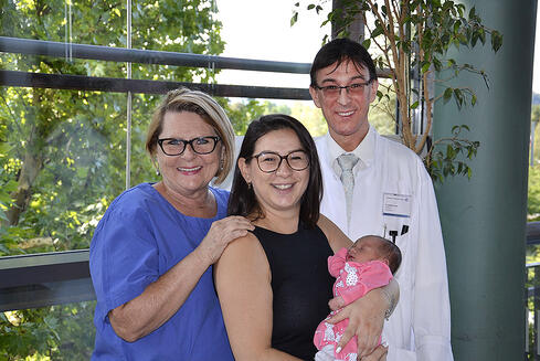 Sie freuen sich über die 1000ste Geburt im Hegau-Bodensee-Klinikum Singen: (v.l.n.r.) Stationsleitung Karin Weihe, die Mutter Özlem Demirkiran mit der kleinen Mira Horten und Dr. med. Wolfram Lucke, Chefarzt der Frauenklinik. Bild: GLKN.