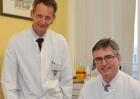 Dr. Tomas Pfeiffer, Chefarzt der Gefäßchirurgie im Gesundheitsverbund Landkreis Konstanz (re i. Bild), und Dr. Stephan Mildner, leitender Arzt in Konstanz (links), informieren am 13. Oktober über die Volkskrankheiten Krampfadern und Arteriosklerose. Das Angebot ist für die Bevölkerung kostenlos. Bild: GLKN