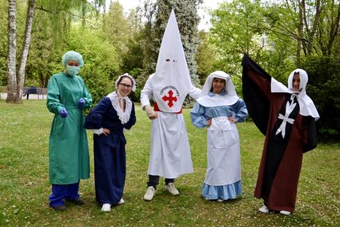 Die vielen Gesichter der Krankenpflege im Laufe der Jahrzehnte (v.l.n.r): Kleidung des Operationspersonals, Original Florence Nightingale Tracht, ein Pestbruder, Tracht der Vincentinerinnen und Tracht der Malteserinnen – präsentiert von Schülern der Singener Krankenpflegeschule. Bild: aj  