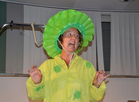 Das Bakterium - keiner mag es, aber es ist immer da... Gespielt von Susanne Breyer, Autorin und Regisseurin des Stücks "Geburt.Heilung.Trost". Bild. aj