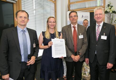 Auszeichnung für den Sonderpreis: Matthias Ziegler, Geschäftsführer der QuMiK GmbH, Ricarda Schreiber, Doktorandin der QuMiK-Perinatalstudie, Prof. Dr. Andreas Trotter, Studienleiter, Chefarzt der Klinik für Kinder und Jugendliche, beide Hegau-Bodensee-Klinikum Singen, Gesundheitsverbund Landkreis Konstanz, Prof. Dr. Hans-Jürgen Hennes, QuMiK-Verbundsprecher (v.l.n.r.). Foto: QuMiK GmbH