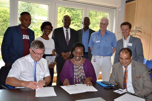 Eine Absichtserklärung unterzeichnete im Namen der Stadt Singen Michael Burmeister (li. i. Bild), Gesundheitsministerin Dr. Diane Gashumba und Botschafter Igor Cesar. Rechts im Bild in der zweiten Reihe stehend: Chefarzt Prof. Jan Harder, Leiter des Krebszentrums, daneben Holger Wirtz von der Strahlentherapiepraxis. Bild: aj