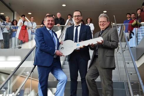 Schlüsselübergabe von Architekt Ralf Müller von der Arcass Planungsgesellschaft mbH den beiden GLKN Geschäftsführer Peter Fischer (links) und Rainer Ott (rechts). Bild: aj