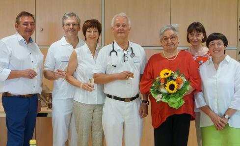 Sie stoßen gemeinsam auf das wohl einer engagierten Frau an: (von links nach rechts) GLKN-Geschäftsführer Peter Fischer, Chefarzt Dr. Alexander Thoma, Claudia Hornung, Assistentin der Geschäftsführung, Chefarzt Dr. Sebastian Jung, Ursula von Mackensen, Pflegedienstleiterin Marlies Hafner und Seelsorgerin und Patientenfürsprecherin Annemarie Welte. Bild: wm