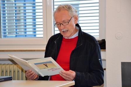 Vorlesezeit im Klinikum Radolfzell: Die erste Lesestunde war gut besucht, auch Chefarzt Dr. Achim Gowin nahm daran teil (rechts außen). Für die Patienten war dies eine schöne Auszeit vom Klinikalltag, sie genossen die Geschichten des Vorlesers Eberhard Bölle. Bild: aj
