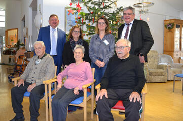 Die Bewohner des Altenpflegeheims Engen - im Bild (v.l.n.r.) Edwin Jäger, Gerda Meßmer und Josef Zepf-  freuen sich über den "hohen" Besuch. Bild: aj