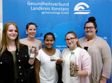 Da kam ganz schön ´was zusammen: Sophie Korn, Michelle Rebiewski und Thalia Dreyer (alle drei in der OTA Ausbildung) sowie Denisa Tesic und Lena Krause, Auszubildende zur Gesundheits- und Krankenpflegerin im zweiten Ausbildungsjahr, haben die aktuelle "fill the bottle" Challenge der Sozialen Medien angenommen und gezeigt, dass ihnen ihre Umwelt nicht egal ist (v.li.n.re). Bild: Cannivé