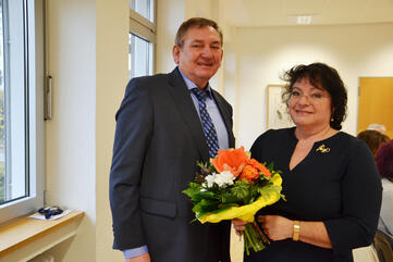 In den Ruhestand verabschiedete GLKN-Geschäftsführer Peter Fischer Anästhesie-Chefärztin Dr. Dorothea Fischer. Bild: aj