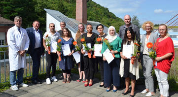 Geschafft! Glücklich über die erfolgreich bestandene Prüfung sind (v.l.n.r): Khalil Daoud (3.v.li), Lilian Hoffmann, Jasmina Dolic, Chinomso Onuoha, Mihane Jakubi, Khawala Alzidi, Erlina Sinaga-Drössler und Olivera Bogdanoska - umrahmt von ÄD Prof. Andreas Trotter (1.v.l.) , Geschäftsführer Peter Fischer, Harald Krätschel (4.v.l.), Oliver Hauber (3.v.r) und Dr. Bettina Schiffer (2.v.re). Bild: Jagode