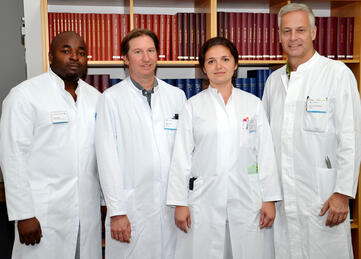 Die Oberärzte der Neurologie am Klinikum Singen mit ihrem neuen Kollegen Edward Obinna Ejiugwo (links außen): Dr. Mirko Friedrich (2.v.l.), Dr. Ruxandra Hermann und Chefarzt Prof. Dr. Christof Klötzsch (re außen). Bild: Jagode