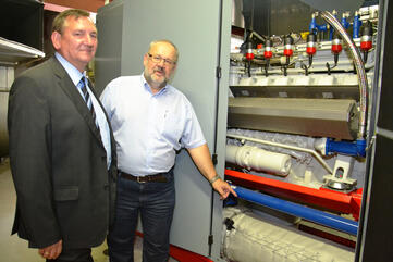 Auf dem Bild der Vorsitzende des neu geschaffenen Arbeitskreises Klimaschutz, Reinhold Greuter von der Abteilung Technik, und GLKN Geschäftsführer Peter Fischer (links im Bild) vor der Singener BHKW Anlage. Bild: Jagode