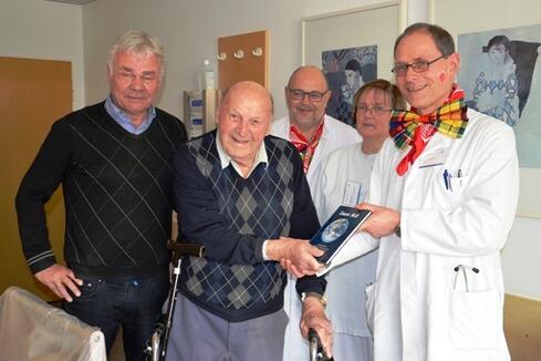 Glücklich, dass ihm im Radolfzeller Krankenhaus geholfen werden konnte und dankbar für die gute Behandlung und Pflege in der Altersmedizin schenkte Heimatdichter Karl Dold (Bildmitte) Chefarzt Dr. Achim Gowin (re i.BIld) sein Gedichtband mit einer wohl gereimten Widmung. Darüber freuen sich auch Oberarzt Ralf Bock und Schwester Isolde. Voll des Lobs für die Geriatrie des Gesundheitsverbunds war auch sein Schwiegersohn Martin Stuke, langjähriger Geschäftsführer des Krankenhauses Stockach und ehemaliger Konstanzer Klinikdirektor (links im Bild). Bild: aj