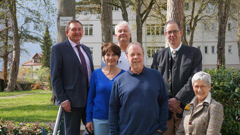 Geschäftsführer Peter Fischer (links) und der Ärztliche Direktor Radolfzell, Dr. Sebastian Jung (Mitte hinten), begrüßen die vier neuen Pientenfürsprecher im Radolfzeller Krankenhaus: (vordere Reihe, v.l.n.r.) Doris Beier, Joachim Strate, Hilde Wohlbold Scherbaum und (hinten rechts) Dr. Christian P. Kliver. Bild: Merk 