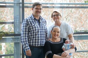 Gemeinsam mit Stationsleitung Karin Weihe (hinten rechts) freuen sich im Hegau-Bodensee-Klinikum Singen die Eltern Frank Greitmann mit Snezana Stanojevic über Elias, das Neujahrsbaby 2019 im Landkreis Konstanz.
