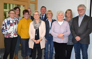 Sie konnten 40 Jahre im öffentlichen Dienst feiern: (erste Reihe v.l.n.r.) Ursula Bach, Maria Lagrutta-Schena , Leni Popp, Brigitte Maar und Franz Mayer; (2.Reihe v.l.n.r.) Steffi Richter, Peter Boemans (Personalleiter) und Peter Fischer (Geschäftsführer), Margot Etspüler-Kaiser und Ulrike Lang. Bild: aj
