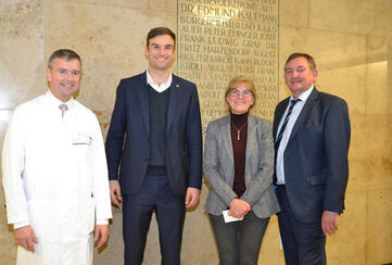 Antrittsbesuch am 3. Dezember im Klinikum Singen - hier vor der Grundsteintafel im Foyer des Klinikums. Mit dabei sind (v.l.n.r.) Prof. Frank Hinder, Ärztlicher Direktor, Landrat Zeno Danner, Gesamtpflegedirektorin Petra Jaschke-Müller und Geschäftsführer Peter Fischer. Bild: Jagode