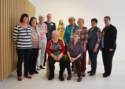 Sie freuen sich über die neue Ruhebank vor der Madonna in der Singener Klinikkapelle: vorne (v.l.n.r.): Therese Czerwonka und Waltraud Horn, hintere Reihe (v.l.n.r.) Angelika Ruh, Hertha Krüger, Agi Suck, Christoph Labuhn, Inge Duffner, Carmen Hopf, Petra Denzel und Claudia Graf. Bild: aj