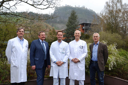 Dem neuen Oberarzt in der Urologie, Dr. Sebastian Lorenz (Bildmitte) gratulieren (v.l.n.r.): Prof. Andreas Trotter als Stellv. Ärztlicher Direktor, GLKN-Geschäftsführer Peter Fischer, PD Dr. Niko Zantl, Chefarzt der Urologie im GLKN, und Personalleiter Peter Boemans. Bild: aj