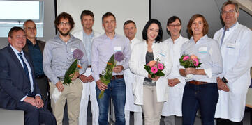 Herzliche Glückwünsche für die neuen Oberärzte am Klinikum Singen kamen von GLKN Geschäftsführer Peter Fischer und Personalleiter Peter Boemans (links außen) und den Chefärzten (hintere Reihe v.l.n.r.) Dr. Bernhard Ciolek (Radiologie), Prof. Frank Hinder (Anästhesiologie) , Dr. Wolfram Lucke (Frauenklinik) und Prof. Andreas Trotter (Kinderklinik). Sie gratulierten (vordere Reihe von links nach rechts) Robert Holzwart-Karcher, Dr. Jochen Heiser, Dr. Andreea Crivei und Dr. Sarah Krauter. Bild: Jagode